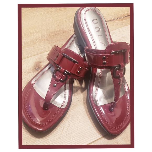 NWOT... Bluish/Red Sandaks.....size 7 - Picture 1 of 2